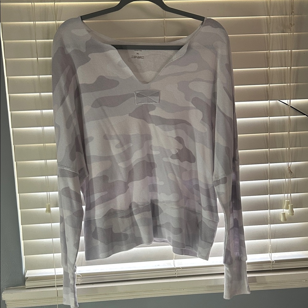 Arizona Jean Company Light Gray Camo V-Neck Long Sleeve Top